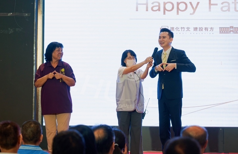 竹北2聽障市民獲表揚模範父親 鄭朝方比手語寒暄