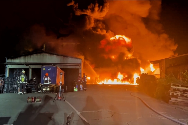 桃園龜山倉儲廠火警 無人受傷受困、持續搶救中