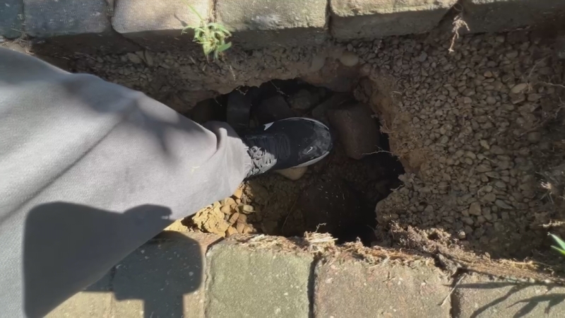 苗縣後龍建案旁又現坍洞 人行道路基疑遭掏空