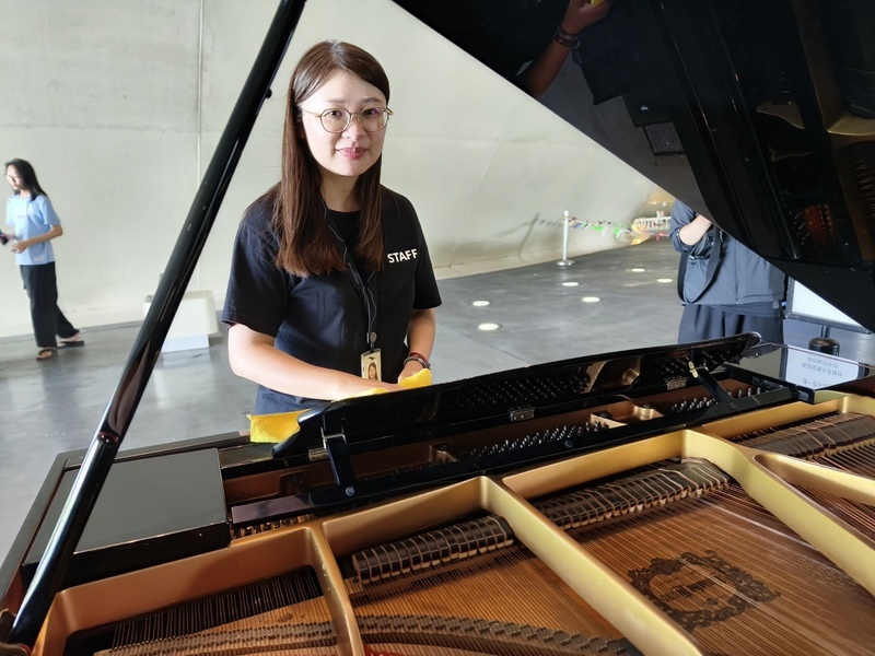 衛武營公共鋼琴保母黃春華 巡檢清鳥屎細節不放過