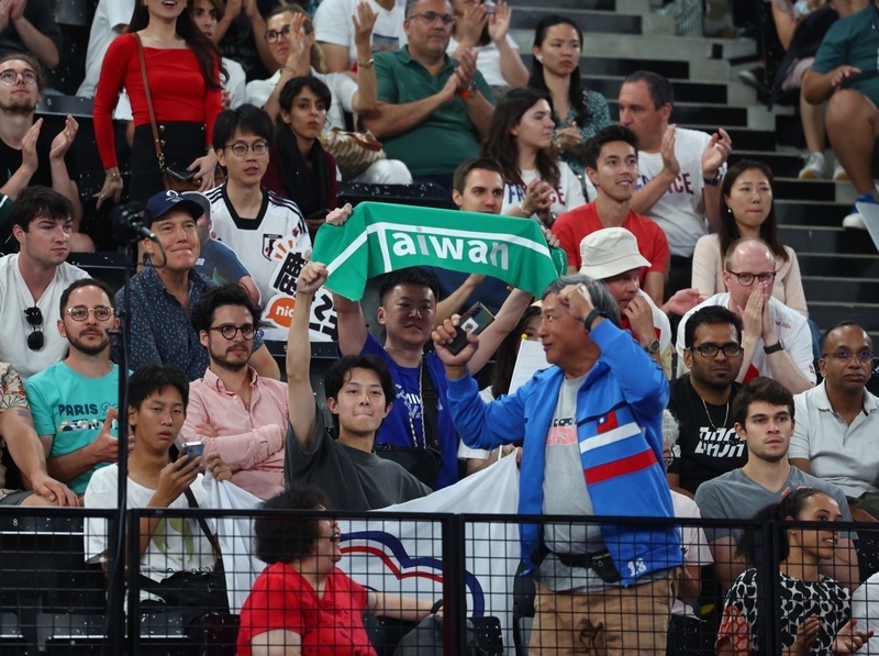 「麟洋配」4強賽 球迷持「TAIWAN」字樣毛巾被收走