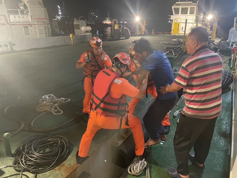 陸籍漁工船上遭鋼纜砸傷 布袋海巡隊救援後送