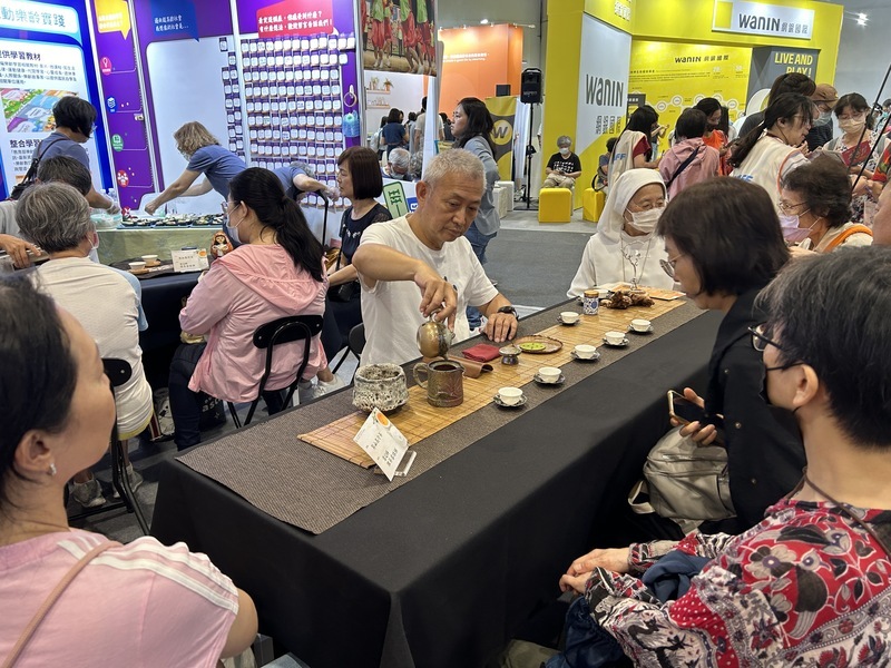 教育部設370所樂齡學習中心 年逾10萬場課程活動