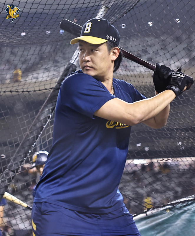 卓文萱與王建民握手後就轉彎 許基宏在旁笑言尷尬