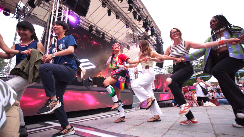 把手打開 巴黎文化奧運觀眾齊跳阿美族圍舞