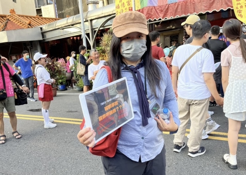 民團質疑反貪污廣告遭竹市府強拆 上街舉牌抗議