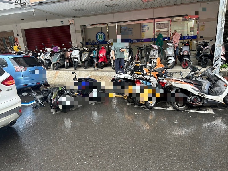 高雄65歲女開車疑不適 擦撞路旁機車24台如骨牌傾倒