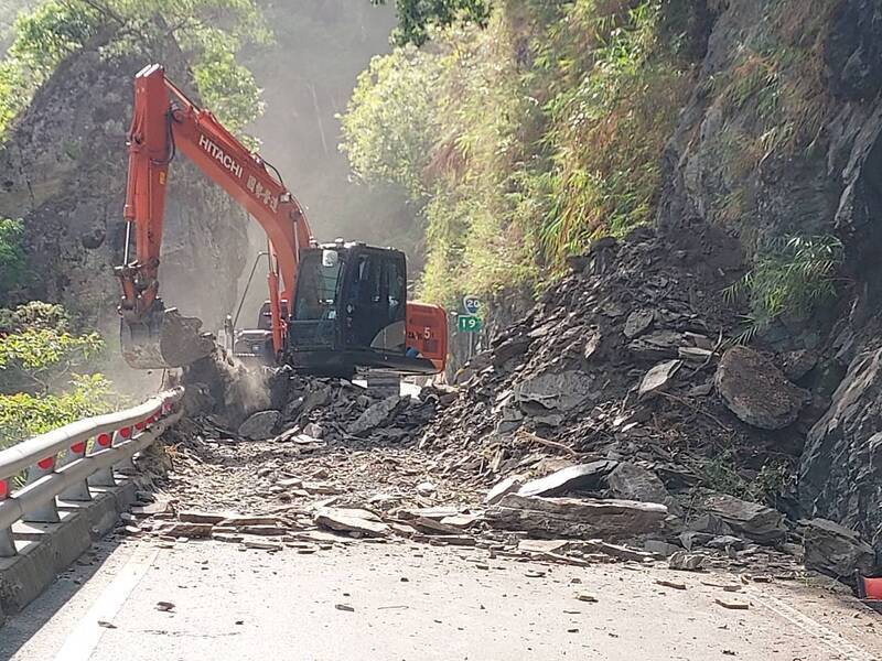 南橫新武路段坍方 派機具搶通單線雙向通行