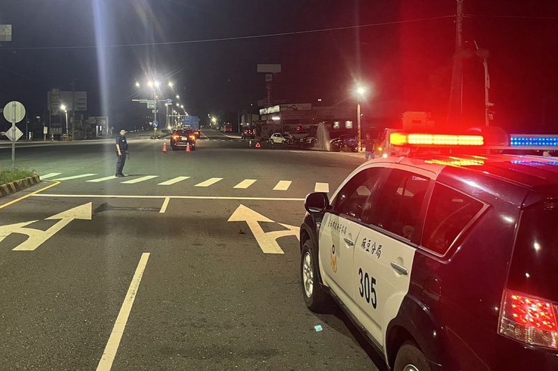 台南2警處理車禍 遭路過貨車勾起電線擊倒受傷