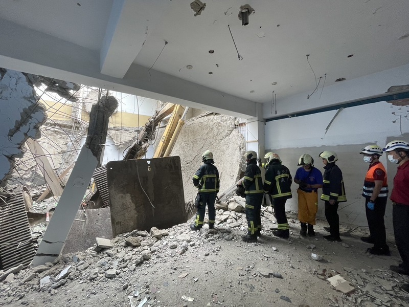 北市福德國小拆舊校舍 2怪手4樓墜落釀1傷1受困