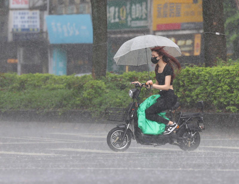 午後對流旺盛 16縣市大雨特報