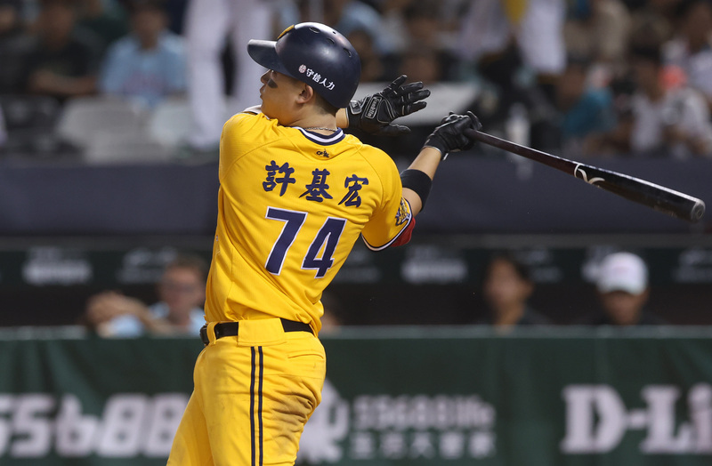 許基宏一三壘輪流守不喊累 打擊繳雙安、2打點