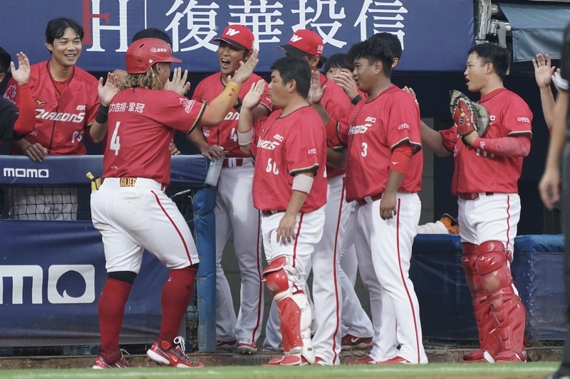 龍隊安打改判為滿貫砲 陳金鋒不滿抗議被趕出場