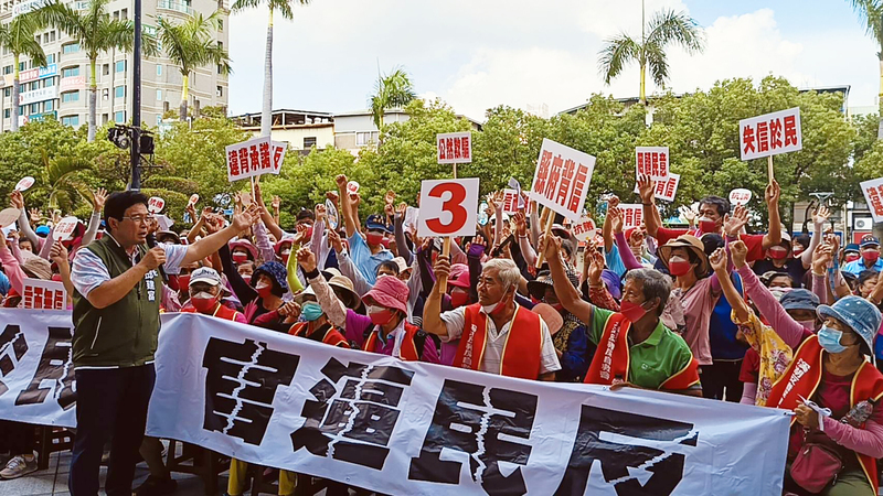 彰化溪湖反豬屎自救會集結 前往縣府抗議爆推擠