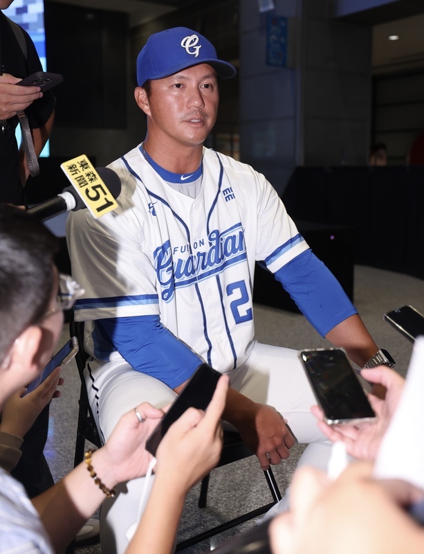 高國輝任火腿客座二軍教練 對智慧發球機印象深