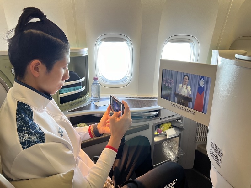 奧運選手返台班機播總統感謝影片 林郁婷手機全都錄