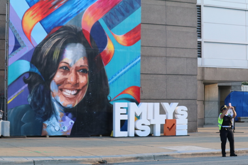 賀錦麗壁畫現身全代會 民主黨也將向拜登致敬