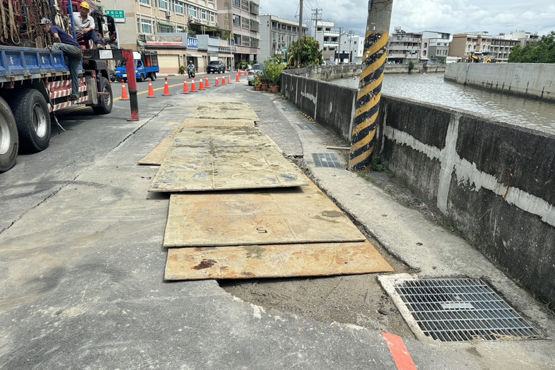 台南安南區道路下陷成大坑 市府緊急修復