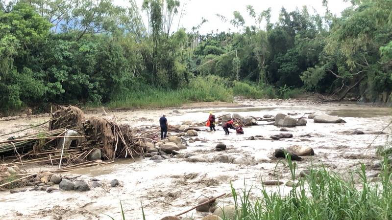 午後大雨嘉縣沄水溪水暴漲 民眾受困沙洲獲救