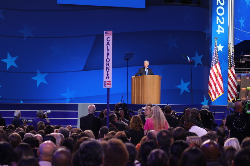 柯林頓全代會演說接地氣 直批川普自私自利