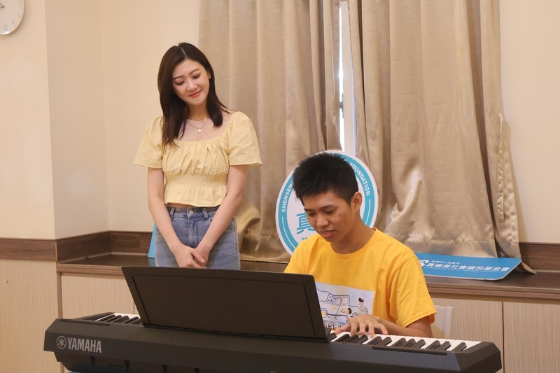 林逸欣包裝月餅中秋送暖 憨兒鋼琴王子交流琴藝