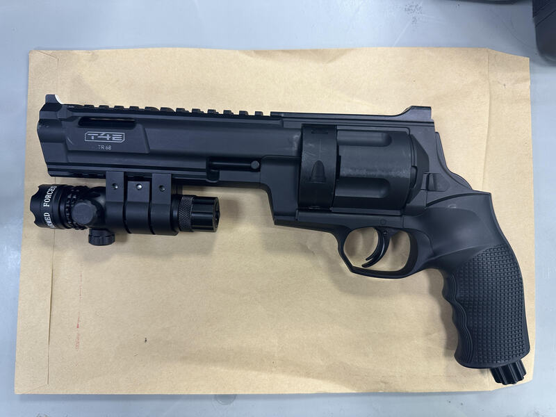 三重駕駛亮槍射擊無子彈 警朝車輪開2槍壓制逮人