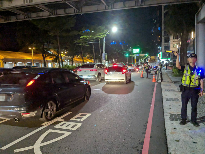 吊車故障淡水台2線塞4小時 新北研議尖峰禁大車