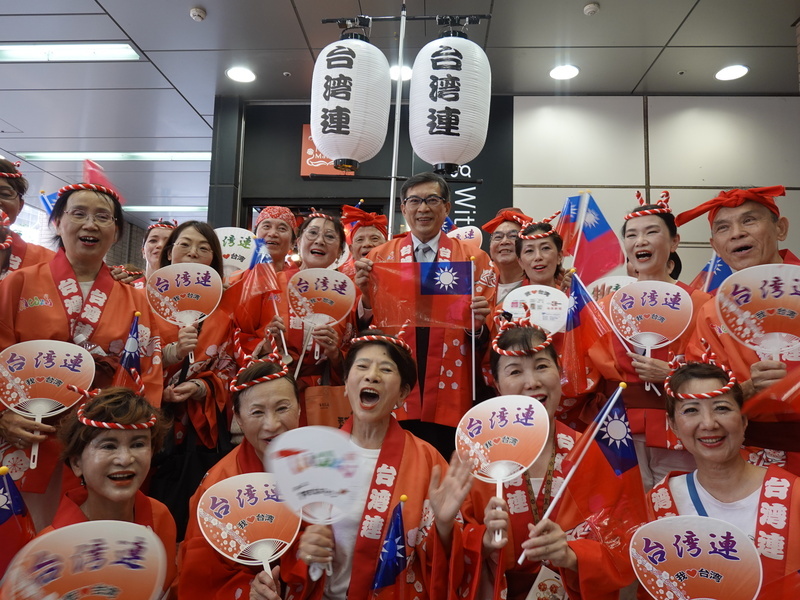 百萬遊客賞東京高圓寺阿波舞 台僑組隊帶國旗跳舞