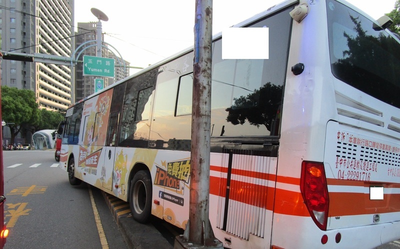中市公車駕駛自撞分隔島 送醫不治