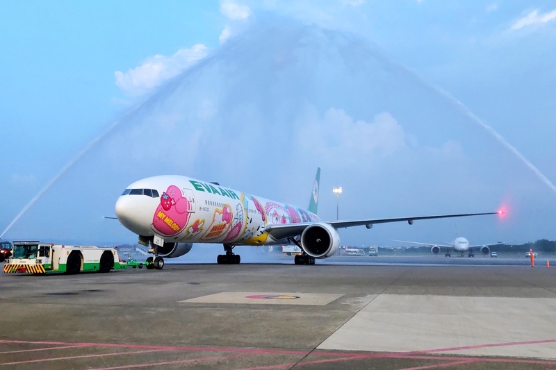 長榮航再攜手三麗鷗 Hello Kitty閨蜜機首亮相