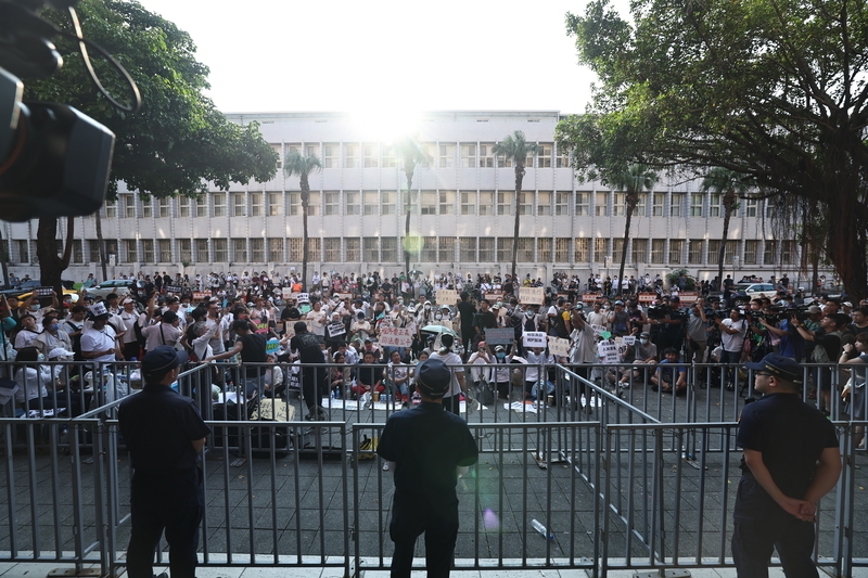 柯文哲遭北檢逮捕 支持者續聚集、黃國昌先離開