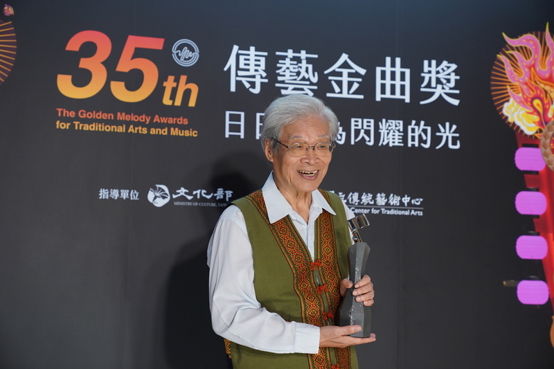 駱維道獲頒傳藝金曲特別獎 盼音樂有「蕃薯味」