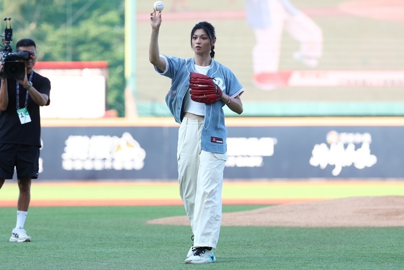 味全龍邀拳擊好手吳詩儀開球 勤看小龍女應援預習