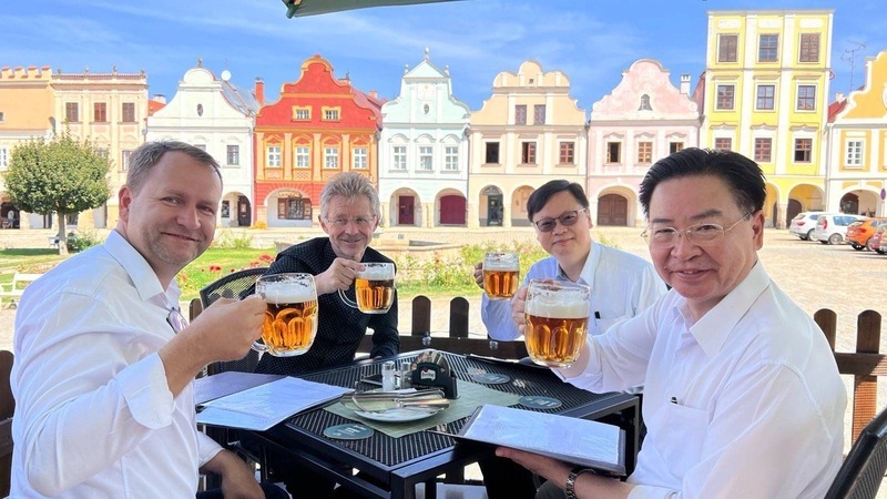 吳釗燮訪捷克出席論壇 維特齊陪同走訪家鄉特爾齊