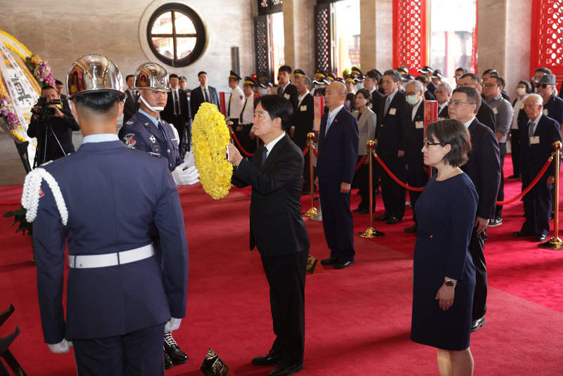 賴總統赴忠烈祠主持秋祭 慰問遺族代表