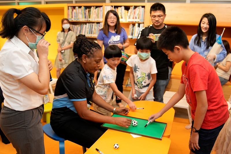 聖露西亞大使夫人說故事 分享足球熱血青春