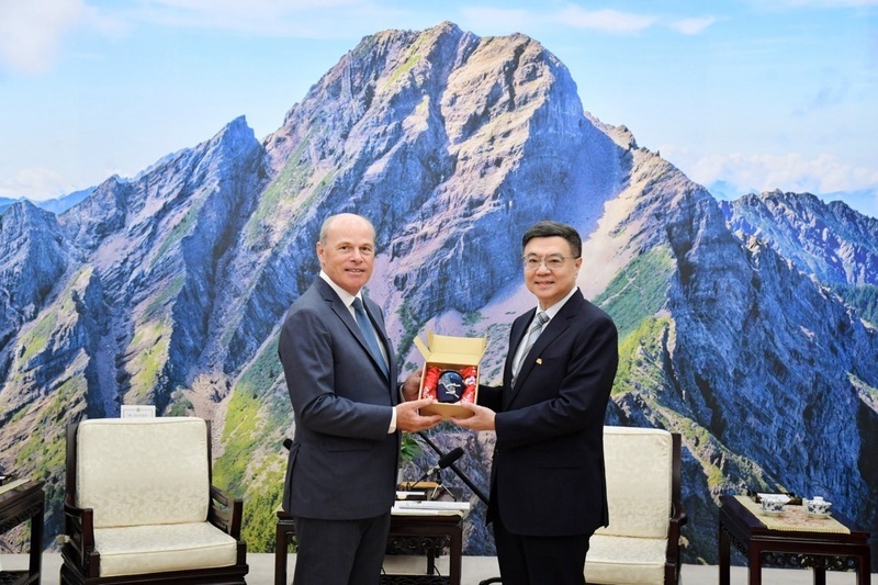 卓榮泰接見加拿大代表 談自由航行權促進區域安全