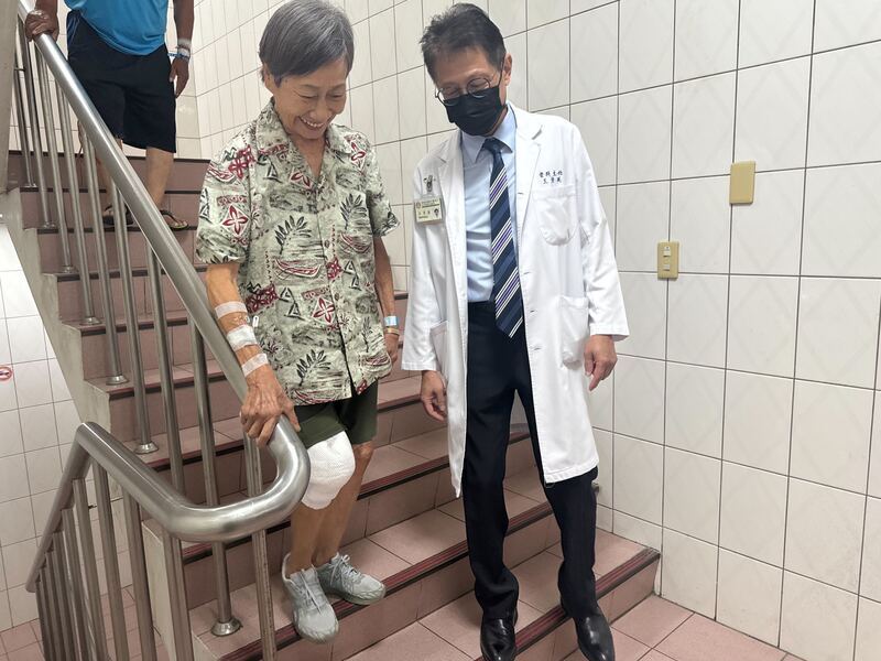 台中8旬婦久站膝傷變形 換膝關節重獲行動自由