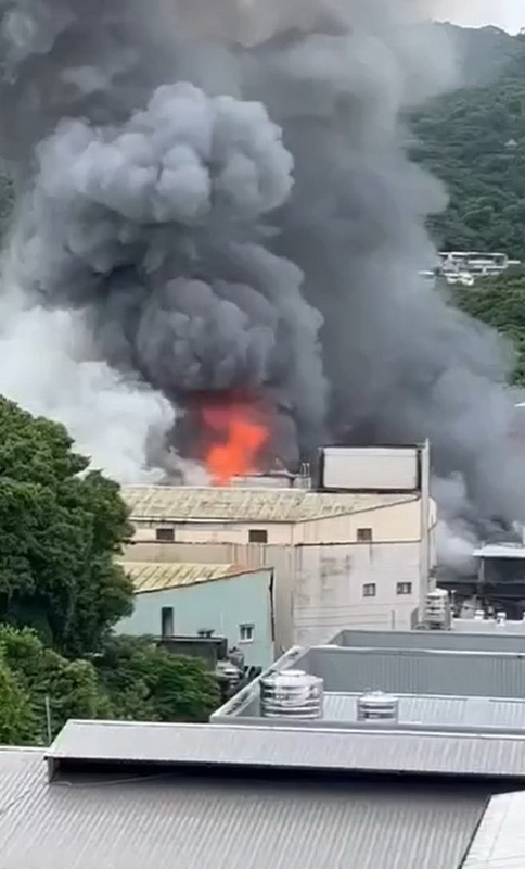 新北土城工廠大火竄濃煙 消防局籲周邊緊密門窗