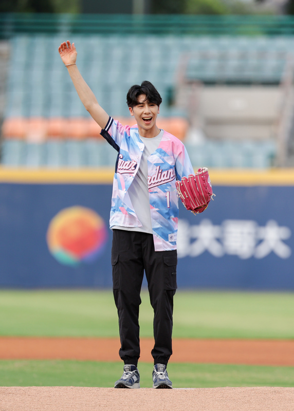 林郁婷中職開球笑找止滑粉 捕手選張育成有意涵