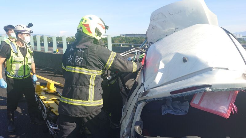 國3長治段小客車爆胎撞護欄 駕駛昏迷、乘客骨折