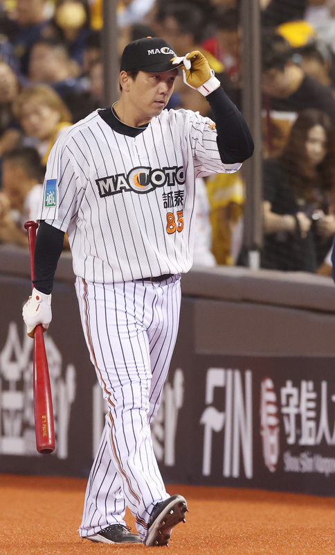 誠泰書寫在中職最後一天 周思齊哽咽：很想念大家