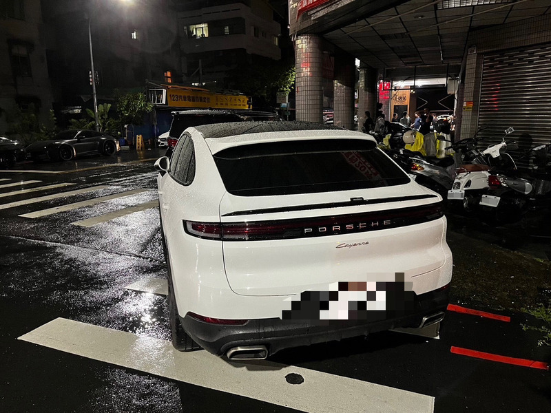保時捷車主買假車牌上路 赴烤肉趴違停遭查獲