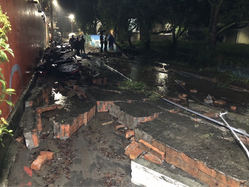 新北汐止大雨疑積水致圍牆倒塌 幸無人傷亡