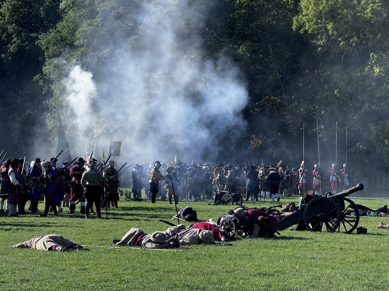 重現捷克白山戰役槍砲巨響 逾千位士兵震撼演出
