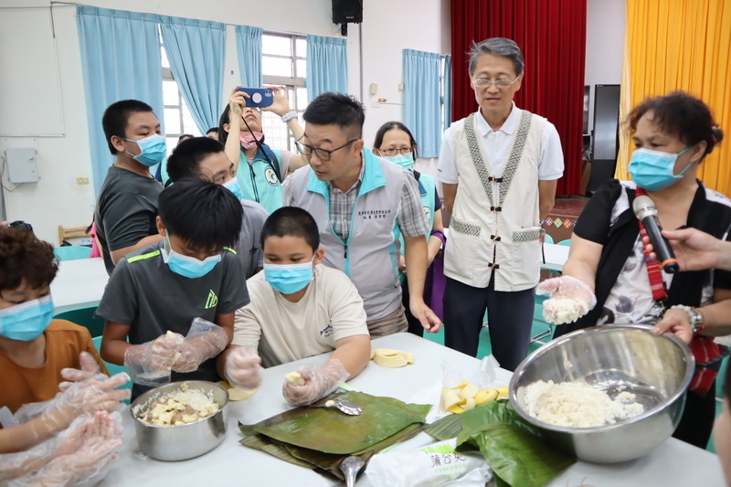 食米教育從田間到餐桌 銅門國小學童插秧又作香蕉飯