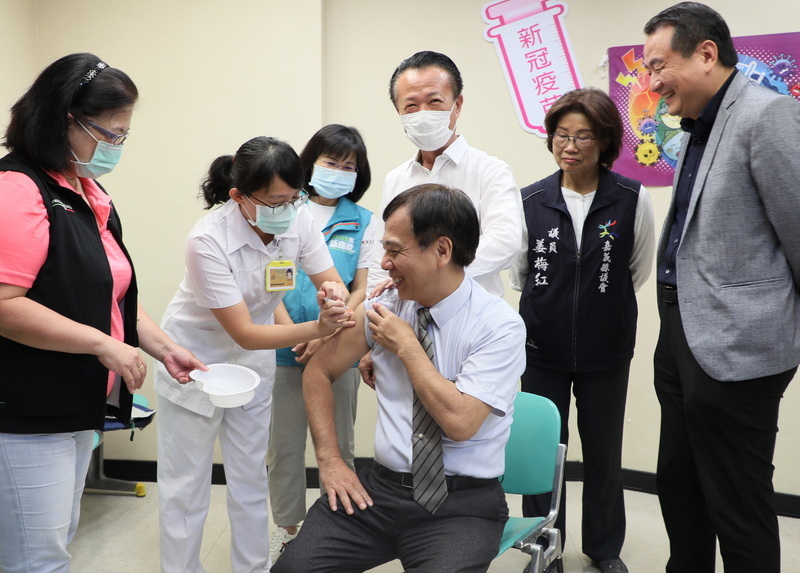 公費流感與COVID-19疫苗開打 嘉長院長率先接種