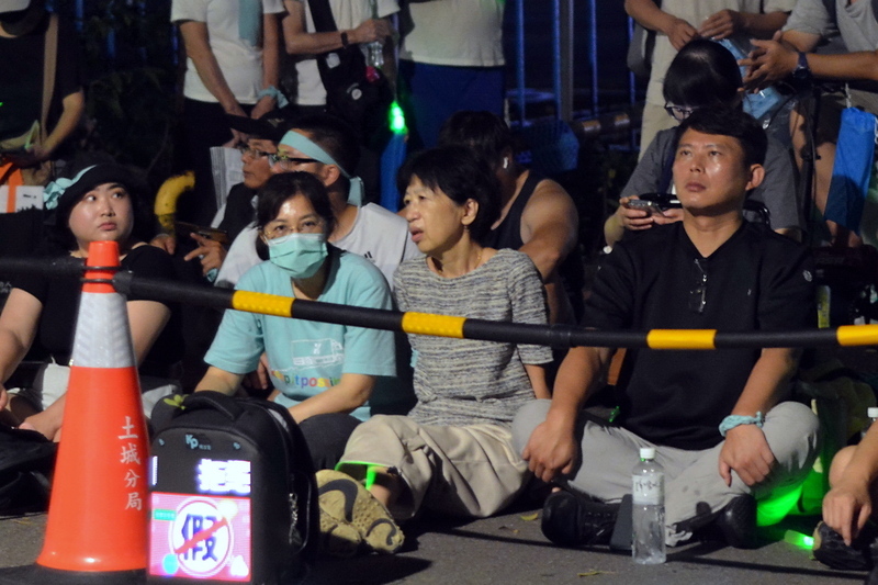 「鐵草集結」遊行挺柯文哲 聚台北看守所外靜坐