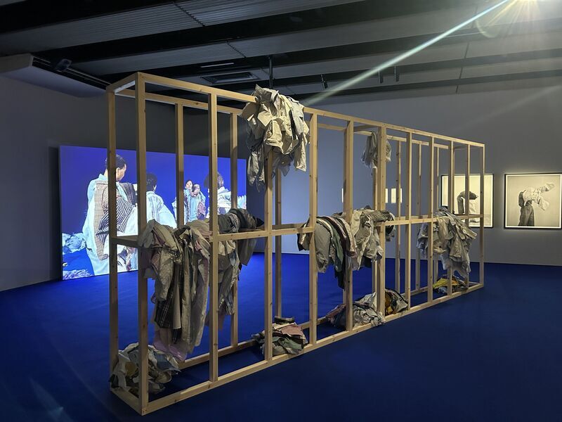 黃博志倫敦個展 探索亞洲成衣業與移民者故事