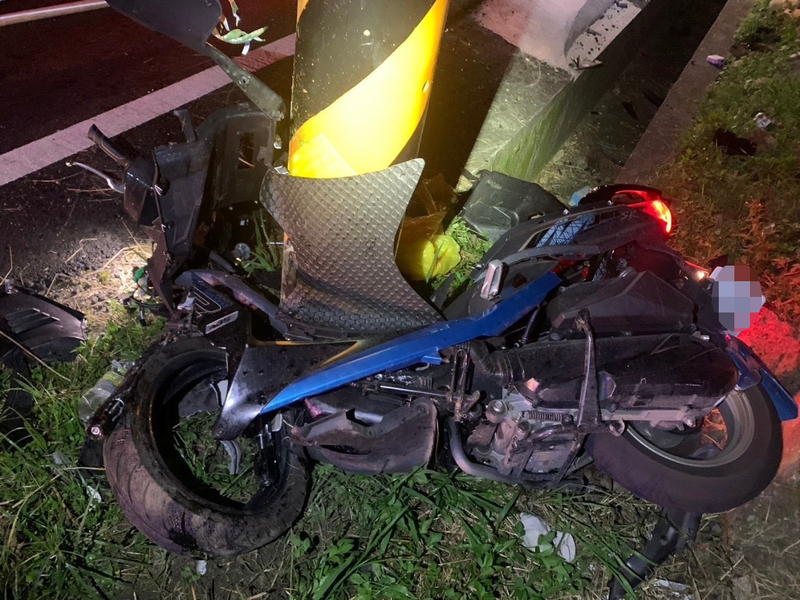 載高中同窗回宿舍經苗栗撞電桿 2男大生身亡